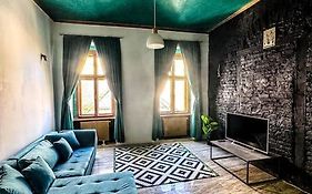 Cozy & Charming Apt. Downtown